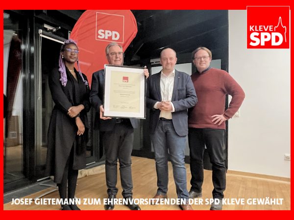 Foto: SPD Kleve Von l.n.r: Sharkilah Nakakeeto (Vorsitzende), Josef Gietemann (Geehrter), Stefan Welberts (Vorsitzender), Niklas Lichtenberger (stellvertretender Vorsitzender)