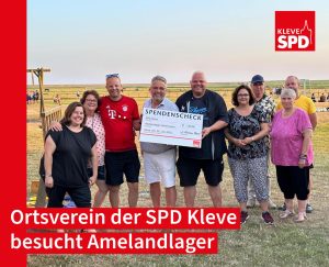 Lagerleiter Sascha Merling (5. v. links) freute sich über die Spende der SPD