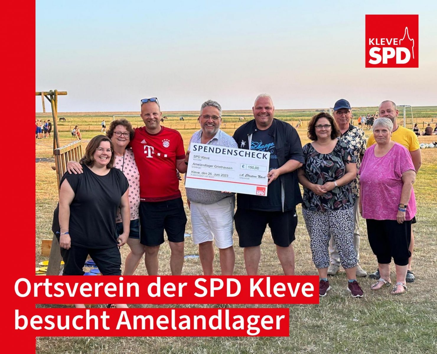 Lagerleiter Sascha Merling (5. v. links) freute sich über die Spende der SPD