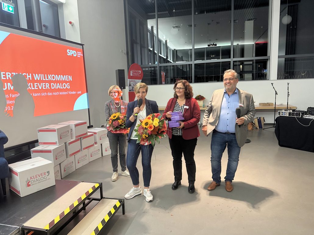 Margarete Meyer, Andrea Franken und Christin Becker bekamen zum Abschluß von Christian Nitsch einen Blumenstrauß überreicht.